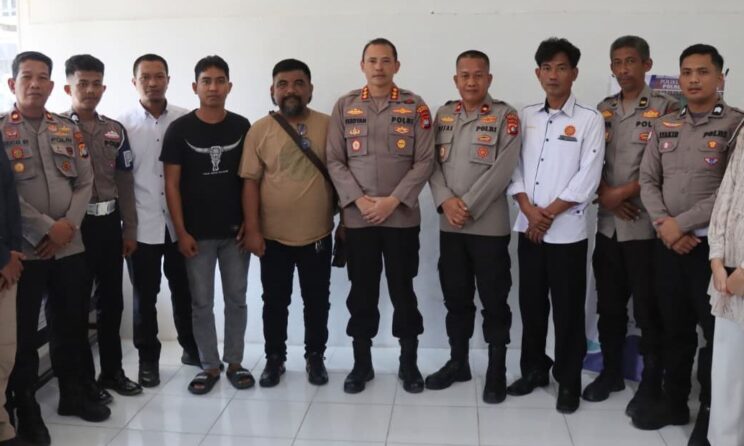 Kapolresta Mamuju Jenguk Personel Korban Unras, Pastikan Penanganan Kesehatan Hingga Sembuh Total - Sulbar Info